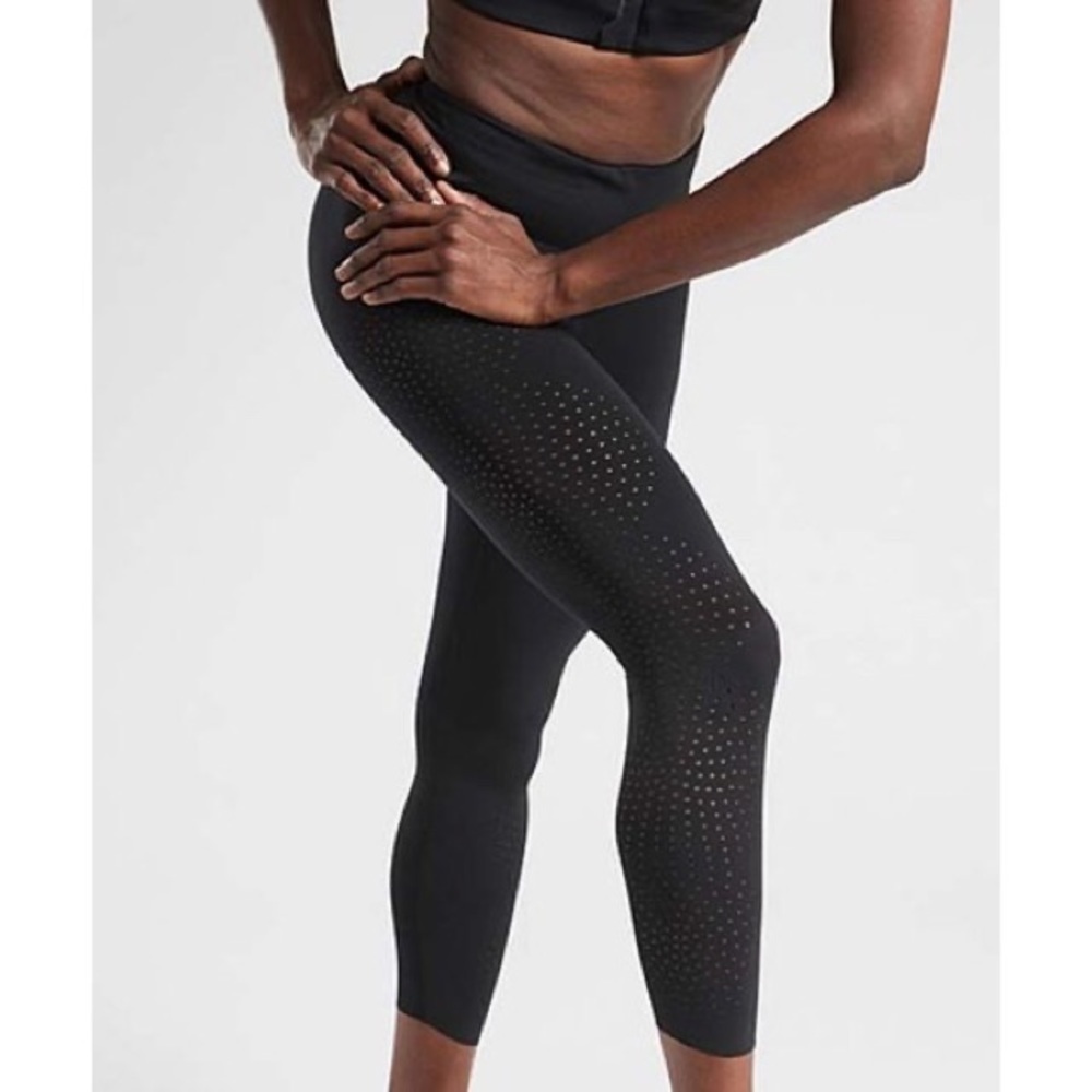 Athleta Black Mid Rise Velocity Laser-Cut Capri Leggings EUC Size XS 446671-00
